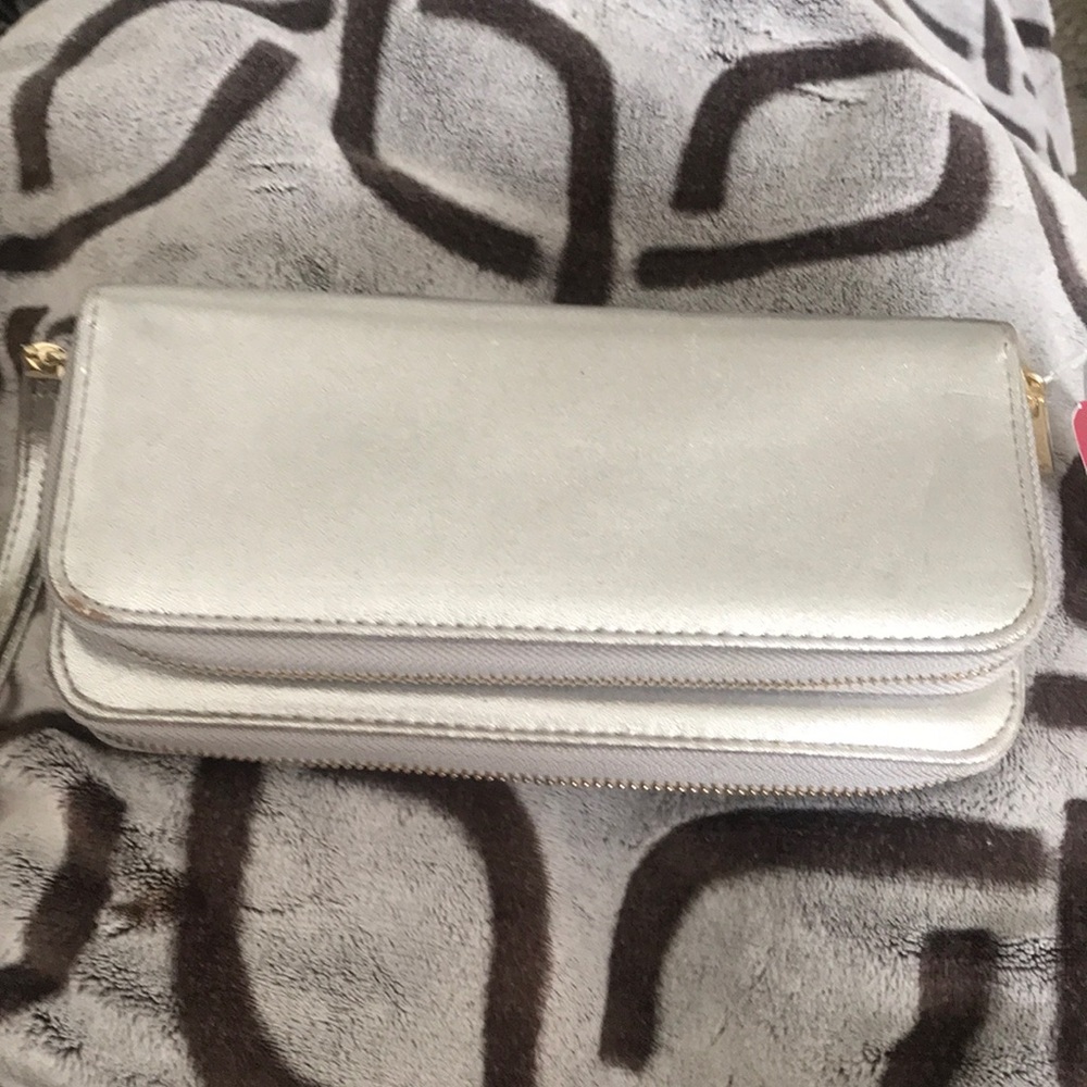 NWT Great silver wristlet for all seasons.